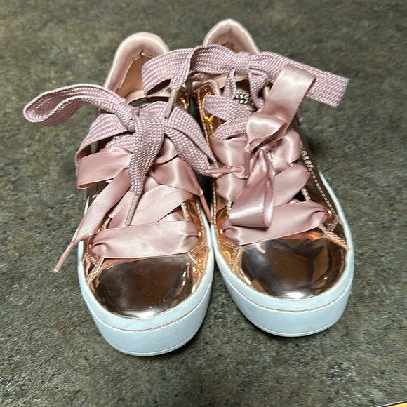 Skecher shoes with memory foam worn once - Picture 3 of 4